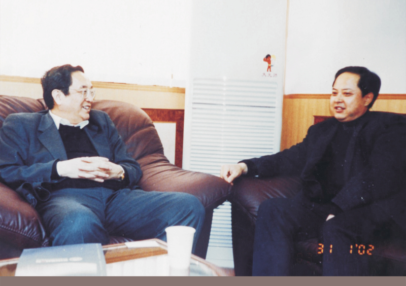 2002年1月31日，中央政治局委員、湖北省委書(shū)記俞正聲在省委辦公室親切接見(jiàn)舒心先生 