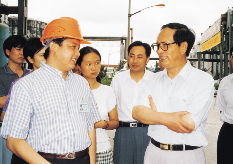 1998年8月1日，湖北省委書(shū)記賈志杰在舒心先生的陪同下，對(duì)我公司進(jìn)行了視察
